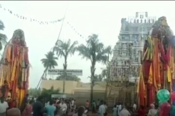 கோயில் தேர் திருவிழாவில் தகராறு :  போலீஸ் தடியடியால் பரபரப்பு