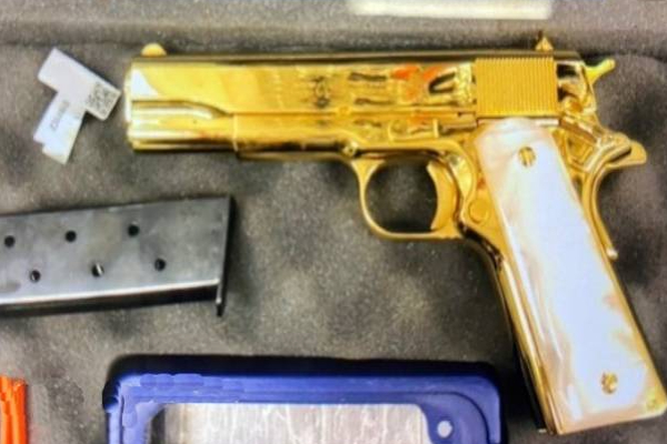 தங்க துப்பாக்கியுடன் விமான நிலையத்தில் கைதான அமெரிக்க பெண்! | American Woman Arrested Airport With A Golden Gun