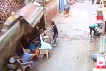 மதில் சுவர் இடிந்து வீழ்ந்து சிறுமி உட்பட நால்வர் பலி : பதற வைக்கும் காணொளி