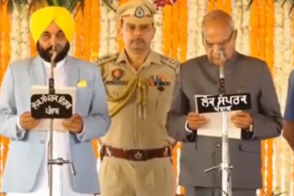 பகத் சிங்கின் சொந்த ஊரில் 17-வது முதலமைச்சராக பதவியேற்றார் பகவந்த் மன் - குவியும் வாழ்த்துக்கள் - தமிழ்நாடு