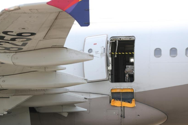 passanger-opens-emergency-door-in-flight