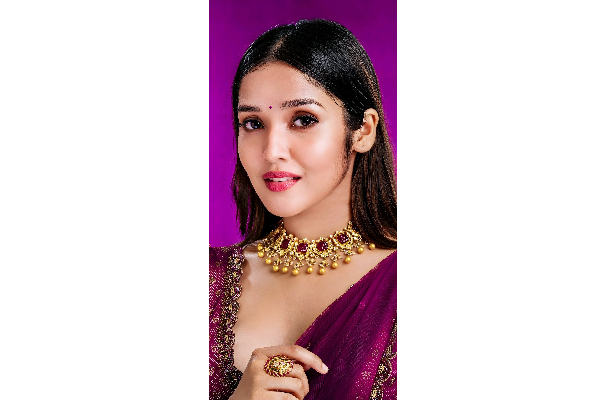 18 வயது ஆனதும் கிளாமர் ரூட்டுக்கு மாறிய அனிகா, செம போட்டோஷுட் | Anikha Surendran Latest Glamour Photoshoot