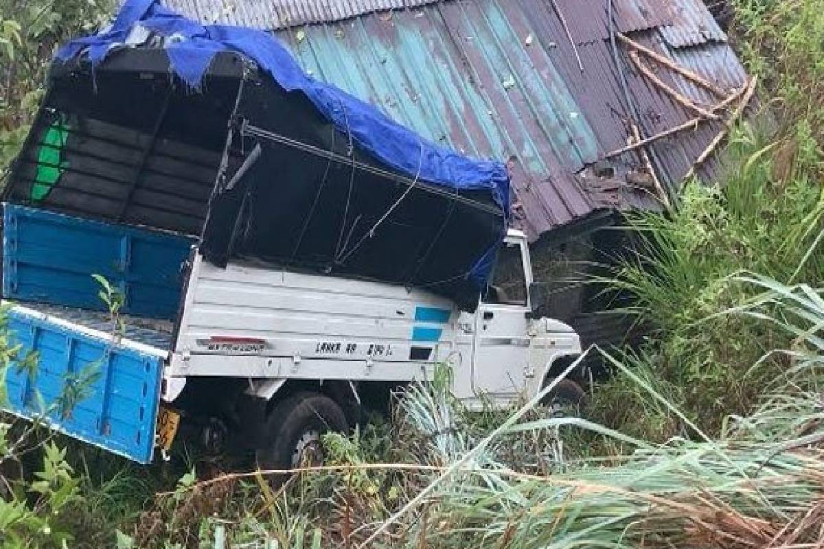 வீதியை விட்டு விலகி லயன் குடியிருப்பின் மீது பாய்ந்த லொறி | Lorry Veers Off Road And Crashes Lion Residence