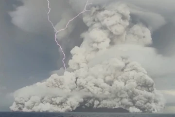 கடலுக்கு அடியில் வெடித்த எரிமலையால் ஒட்டுமொத்தமாக அழிந்த தீவு (Video)