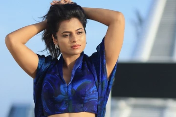 மொட்டை மாடி எல்லாம் பழசு!! ட்ரான்ஸ்பெரண்ட் சேலையில் நடிகை ரம்யா பாண்டியன்..