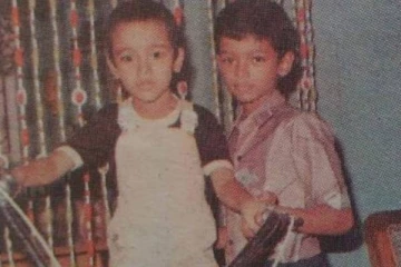 சிறுவயதில் விஜய்யுடன் இருக்கும் இந்த சிறுவயது பிரபலம் யார் தெரியுமா?- அட இவரா இது?