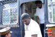 කෙහෙළිය සහ පුත්රයා ඇප මත නිදහස්