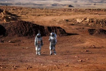 செவ்வாய் கிரகத்தில் வாழத் தயாராகும் 4 மனிதர்கள்!