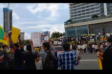 විරෝධතාවයක් හේතුවෙන් ගාලු මුවදොර තරුණ තරුණයන්ගෙන් පිරීයයි..(VIDEO)