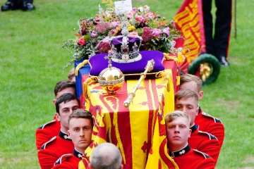 உடைக்கப்பட்ட மகாராணியின் மந்திரக்கோல்! இறுதி பயணத்தில் வித்தியாசமான அரச சடங்கு