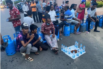 நோன்பு காலங்களில் சமைப்பதற்கு கூட சமையல் எரிவாயு இல்லை : மக்கள் போராட்டம் (Photos)