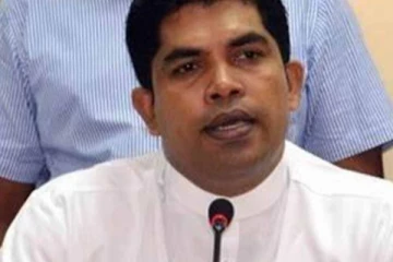 ඇමැතිකම අරන් ආණ්ඩුවට ගිය ශාන්ත බණ්ඩාරට පාර්ලිමේන්තුවේ දී අද වුන වැඩේ.. කතානායක සභාවත් කල් තියලා..