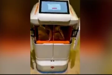 ஒலிம்பிக் வீரர்களை வியக்கவைத்த ரோபோக்கள்: குவியும் பாராட்டுக்கள்