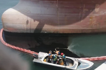 ஹம்பாந்தோட்டை துறைமுகத்திற்கு வந்த கப்பலில் எண்ணெய் கசிவு!