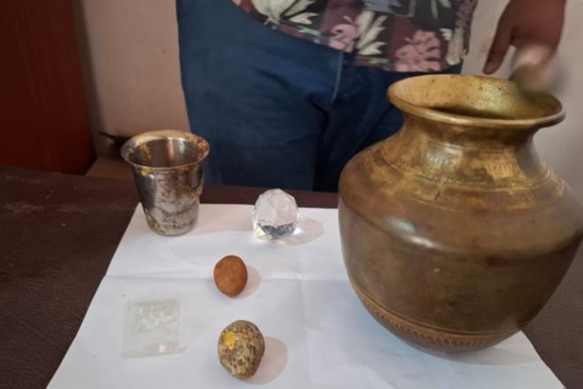 கழிப்பறை குழி தோண்டி பொலிஸாரிடம் சிக்கிய நபர் ; மீட்கப்பட்ட பொருட்களால் ஷாக் | Man Arrested For Digging Secret Toilet Pit