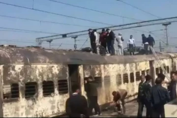 பயணிகள் ரயிலில் திடீர் தீ விபத்து - பயணிகளே ரயில் பெட்டிகளை கைகளால் தள்ளும் வீடியோ பதிவு வைரல்