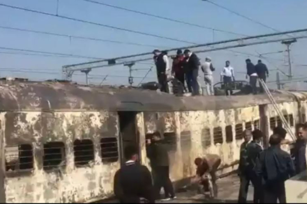 பயணிகள் ரயிலில் திடீர் தீ விபத்து - பயணிகளே ரயில் பெட்டிகளை கைகளால் தள்ளும் வீடியோ பதிவு வைரல் - தமிழ்நாடு