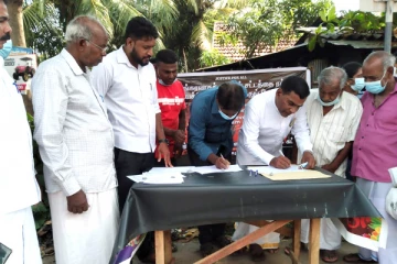 பயங்கரவாத தடை சட்டத்தை நீக்கக்கோரி கையெழுத்து போராட்டம்! பொலிஸாரின் கெடுபிடிகளால் இடமாற்றம் (PHOTOS)