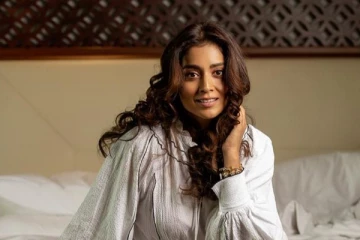 படுக்கையறையில் மிக கிளாமராக போஸ் கொடுத்த ஸ்ரேயா! வைரல் ஸ்டில்கள்