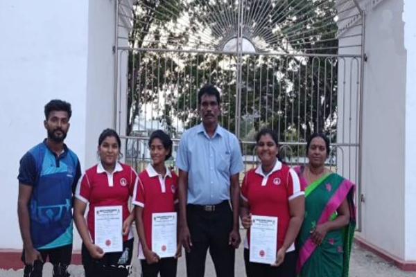 யாழில் இடம்பெற்ற போட்டியில் சாதனை படைத்த வவுனியா மாணவிகள்! | Vavuniya Students Set Record Competition Jaffna