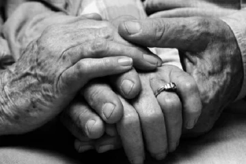 யாழில் இடம்பெற்ற  மனதை உருக்கும் சம்பவம்;  மரணத்திலும்  பிரியாத தம்பதிகள்