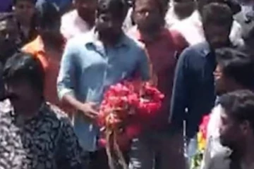 இயக்குனரின் இறுதி ஊர்வலத்தில்கதறி அழுத விஜய் சேதுபதி : கடும் சோகத்தில் ரசிகர்கள்.. தீயாய் பரவும் புகைப்படம்