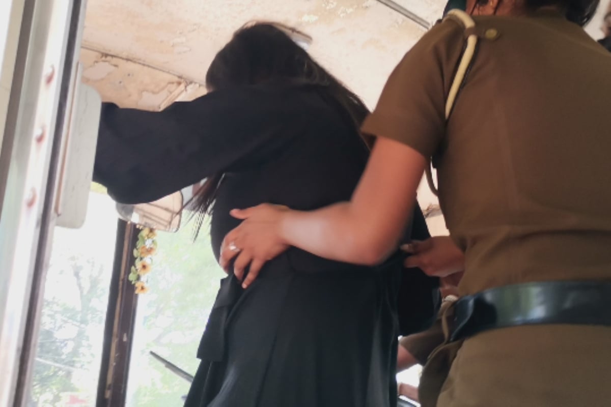 பெண் ஒருவரின் வங்கிக் கணக்கில் பல கோடி ரூபா பணம் - பொலிஸார் அதிரடி நடவடிக்கை | Women Arrested With Huge Money பெண் ஒருவரின் வங்கிக் கணக்கில் பல கோடி ரூபா பணம் - பொலிஸார் அதிரடி நடவடிக்கை | Women Arrested With Huge Money