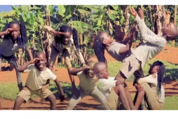 பலரையும் திரும்பி பார்க்க வைத்த சிறுவர்களின் கலக்கல் டான்ஸ் - செம்ம வைரல்