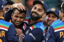 மனைவியின் பிரசவத்துக்காக ஊர் திரும்பிய கோஹ்லி! அதற்கு முன்னர் தமிழன் நடராஜனிடம் அவர் சொன்ன விடயம்