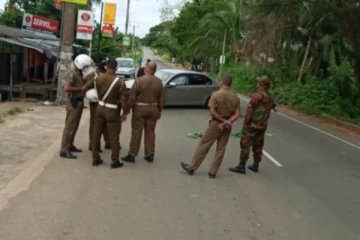 விதிக்கப்பட்டுள்ள பயணத் தடை! விபத்தில் சிக்கிய கார்
