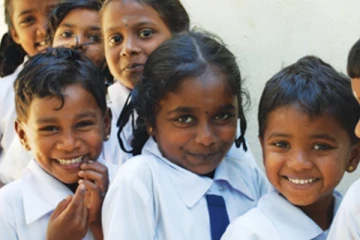 மாணவர்களின் சீருடைத்துணிகளை வழங்கியது சீனா