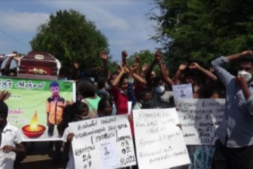 கிணற்றிலிருந்து சடலமாக மீட்கப்பட்ட சிறுவன்- சடலத்தை தாங்கியவாறு வீதியில் நின்று நீதிகோரிக் கதறிய உறவுகள்!