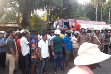 எரிபொருள் வழங்க கோரி மக்கள் வீதியில் இறங்கி போராட்டம்(Photo)