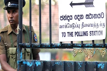 வவுனியா வியாபார நிலையத்தில் மீட்கப்பட்ட வாக்காளர் அட்டைகள்