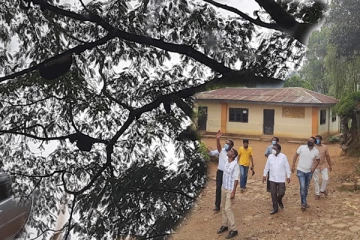 குளவி கூடுகளை அகற்ற நோர்வூட் பிரதேச சபை தவிசாளர் அதிரடி நடவடிக்கை (PHOTOS)