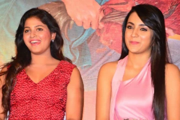 நடிகை திரிஷாவை பேட்டி எடுக்க சென்ற நடிகை அஞ்சலி.. இதுவரை பலரும் பார்த்திராத புகைப்படம்