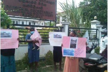 நீதிமன்ற சாட்சியங்களை அச்சுறுத்த வேண்டாமென வலியுறுத்தி கிளிநொச்சியில் கவனயீர்ப்பு போராட்டம்