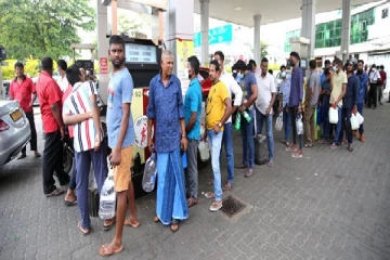 பெற்றோல் தட்டுப்பாடு - சுட்டெரிக்கும் வெயிலில் மீண்டும் நீண்ட வரிசையில் மக்கள்(படங்கள்)