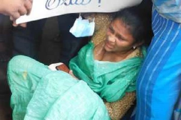 மொட்டு கட்சி பெண் உறுப்பினர் மீது அழுகிய முட்டை தாக்குதல்
