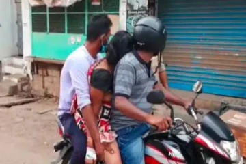 கொரோனாவால் இறந்த தாயின் உடலை பைக்கில் எடுத்து சென்ற மகன்! அதிர்வலையை கிளப்பிய புகைப்படம்