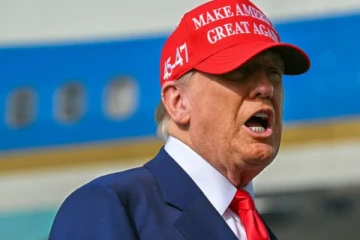 விமான விபத்தைத் தொடர்ந்து நூற்றுக்கணக்கான பணியாளர்கள் பணிநீக்கம்: ட்ரம்ப் அதிரடி