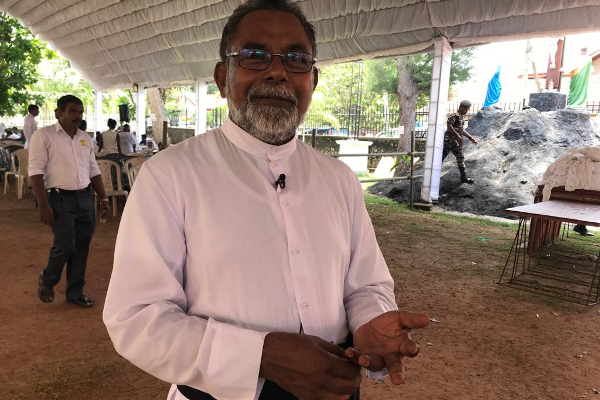 பாதுகாப்பு செயலாளர் கமல் குணரட்ன அரசியல் தலைவர்களை பாதுகாக்கிறாரா? அருட் தந்தை காமினியின் கேள்வி | Defence Secretary Kamal Gunaratna On Questions