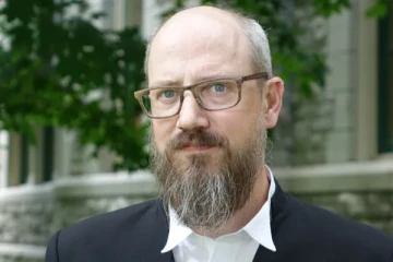 கனடாவில் இளம்பெண்ணின் அறைக்குள் பொலிசார் அத்துமீறி நுழைந்த விவகாரம்... பூதாகரமாகும் பிரச்சினை