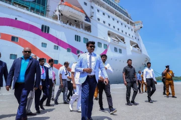 இன்று திருகோணமலை வந்தது இந்திய சொகுசு கப்பல்! (படங்கள்)