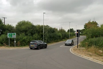 பிரித்தானியாவில் நேருக்கு நேர் மோதிய கார்கள்: இறுதியில் 2 இளைஞர்களுக்கு நேர்ந்த சோகம்