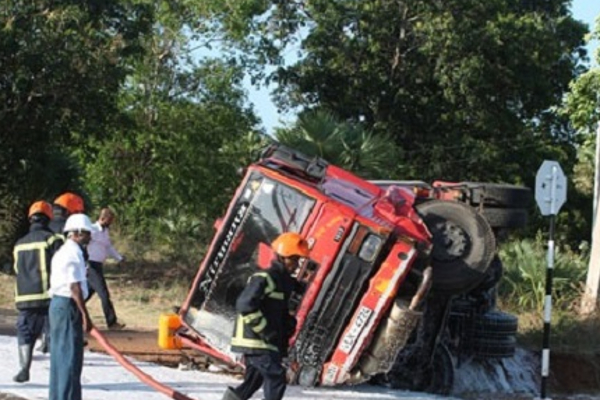 தடம் புரண்டது 13,200 லீற்றர் பெட்ரோல் ஏற்றிச் சென்ற எரிபொருள் தாங்கி! - ஐபிசி தமிழ்