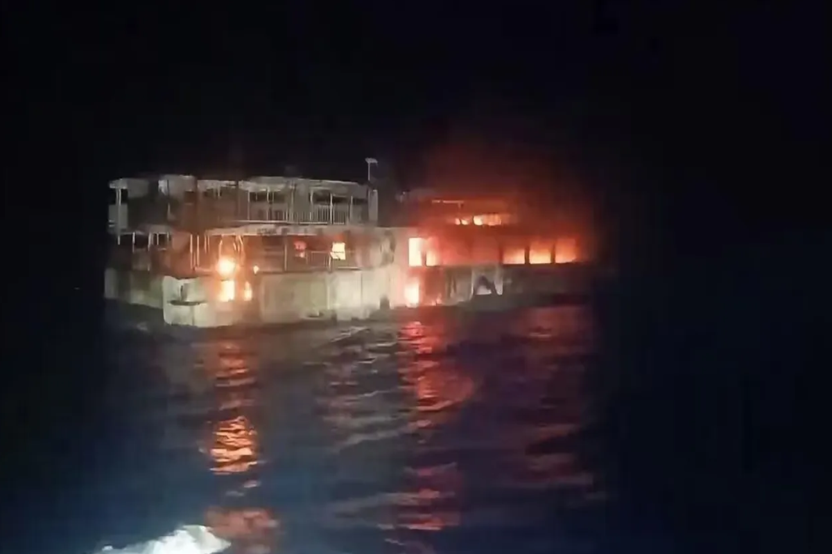 திடீரென பற்றியெறிந்த பயணிகள் கப்பல் ; 5 பேர் பலி ; பலர் மாயம் | Passenger Ship Catches Fire 5 Killed