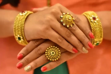 வார முதலிலேயே சரமாரியாக சரிந்த தங்கம் விலை - எவ்வளவு தெரியுமா?