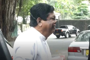 සුළු මොහොතකට පෙර හිටපු අමාත්‍ය බන්දුල ගුණවර්ධන අල්ලස් කොමිසමට එයි