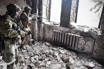 விளாடிமிர் புடினுக்கு எதிராக காய் நகர்த்தும் அவருக்கு மிக நெருக்கமான இரு தலைவர்கள்